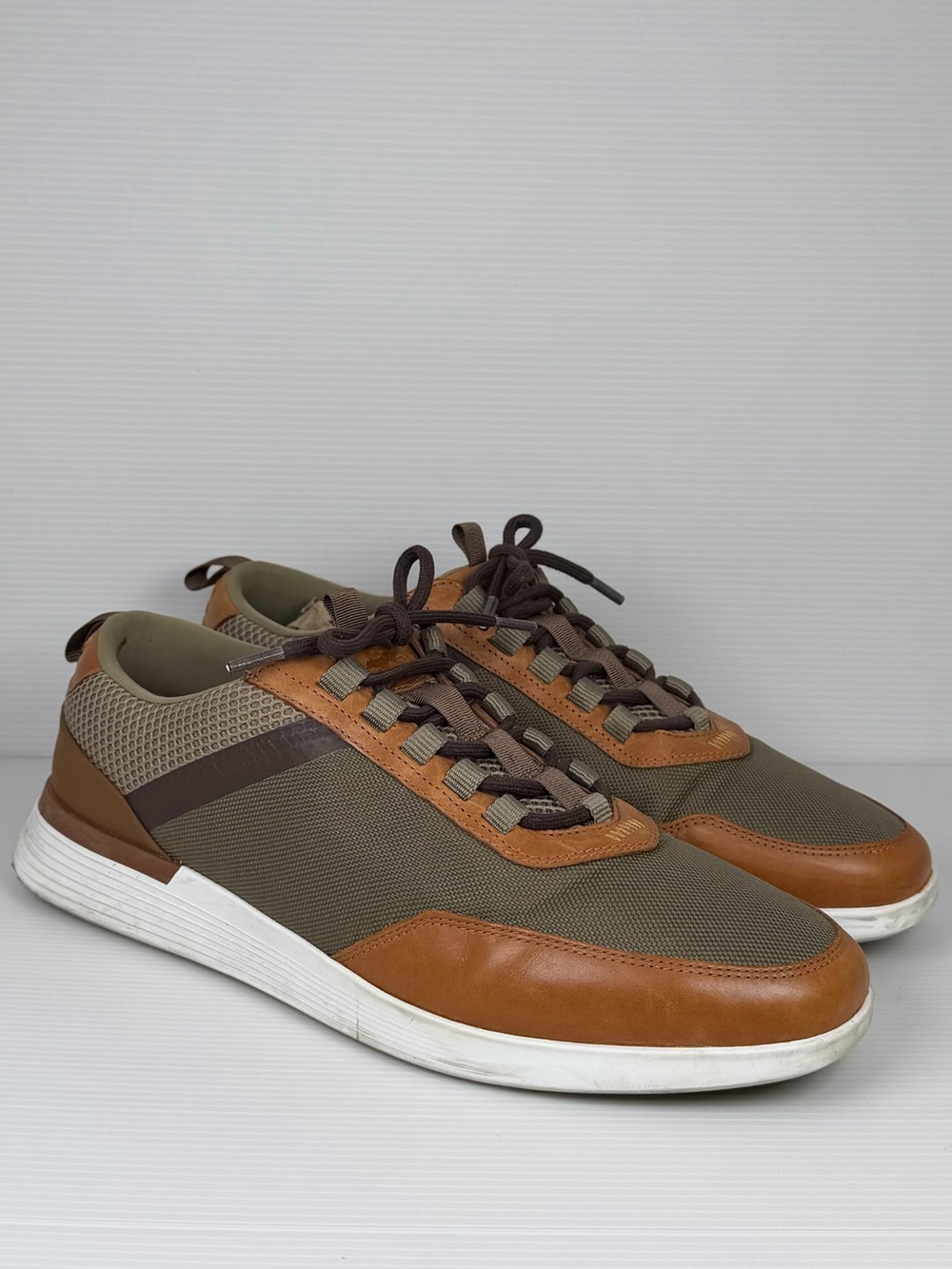 Wolf & Shepherd Crossover Victory Trainer Khaki Honey Men’s 11